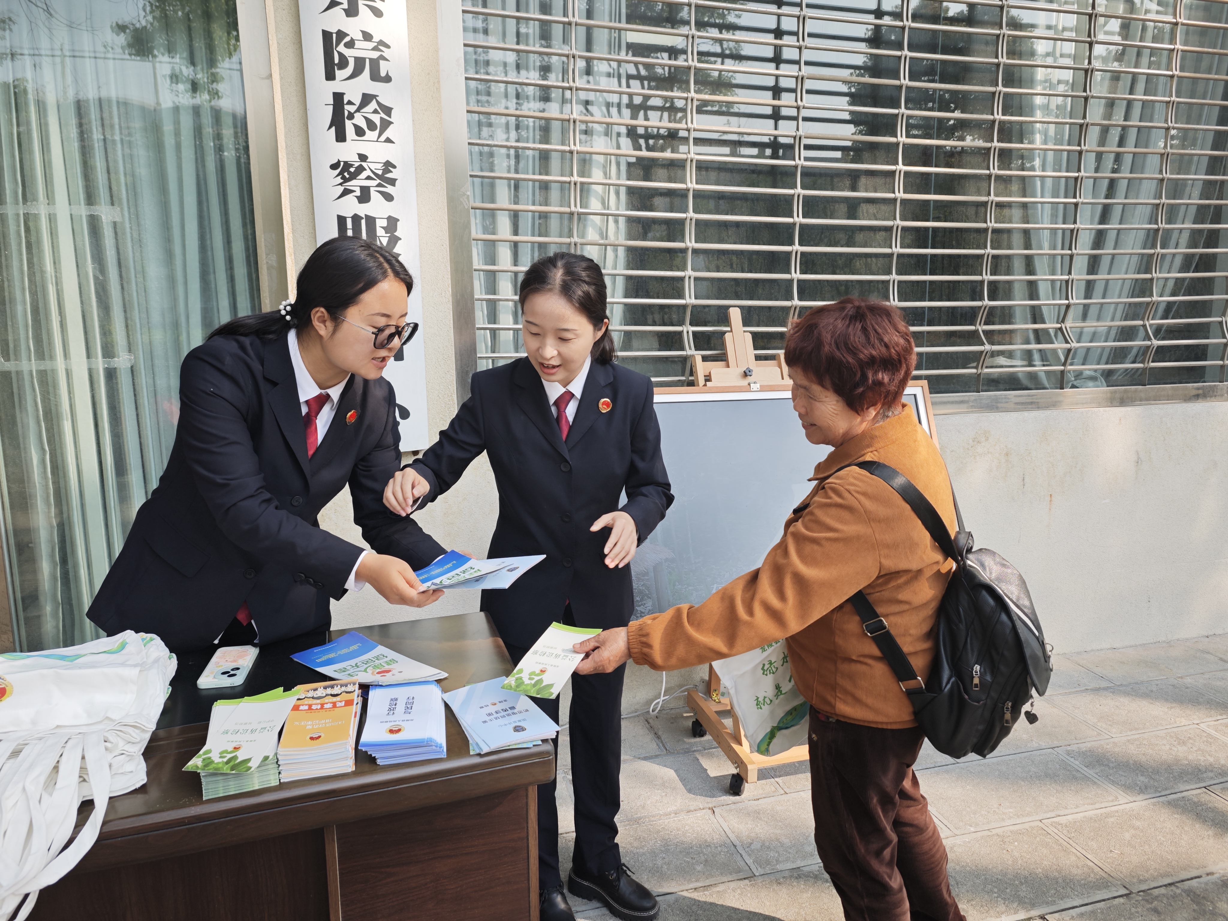 以“检察蓝”护航“生态绿”-龙陵县人民检察院开展世界地球日法治宣传活动
